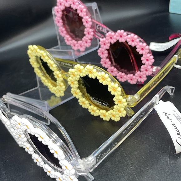 WHITE ONLY 24HR DROP ⬇️ Daisy Rimmed Sunglasses - Picture 4 of 5